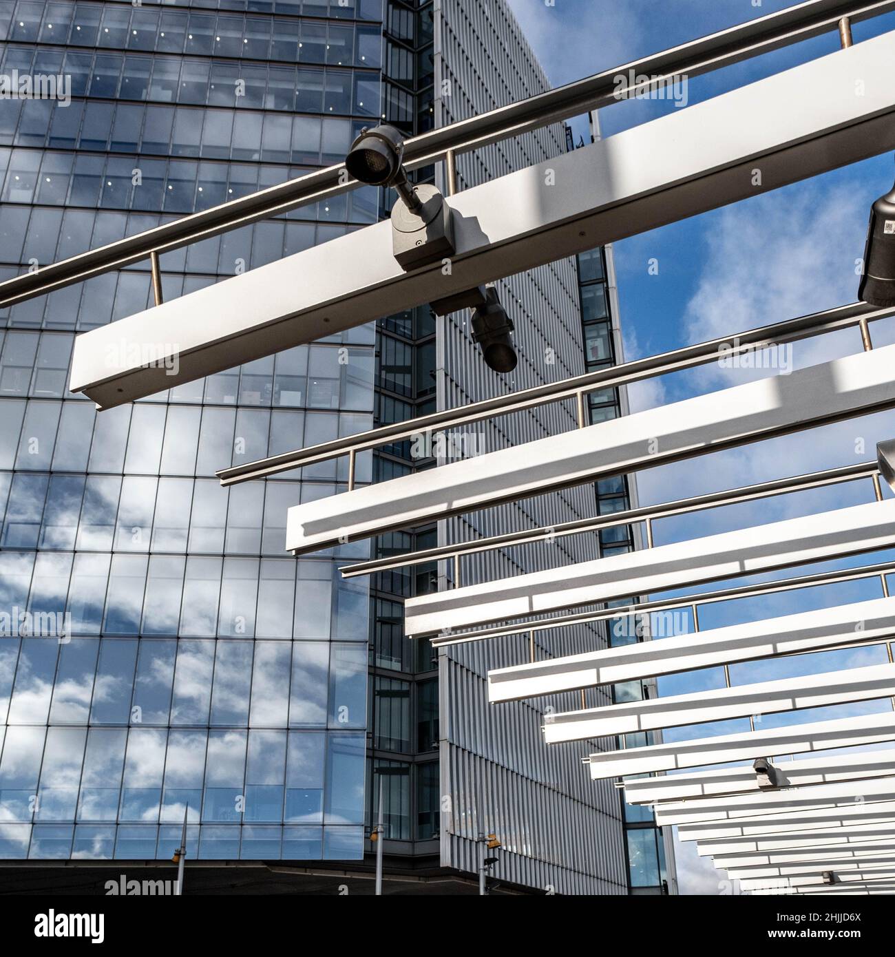 Londra Inghilterra UK, 29 gennaio 2022, moderna architettura pubblica di marciapiede con un alto edificio sfondo che riflette il cielo e nessuna gente Foto Stock