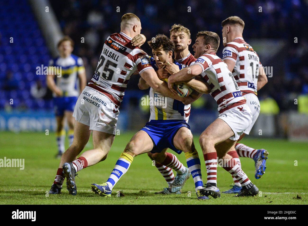 Warrington, Inghilterra - 29 Gennaio 2022 - Stefan Ratchford di Warrington Wolves avvolto dalla difesa dei guerrieri Wigan durante la Rugby League Betfred Super League friendly Warrington Wolves vs Warriors Wigan Warriors all'Halliwell Jones Stadium di Warrington, Regno Unito Dean Williams Foto Stock