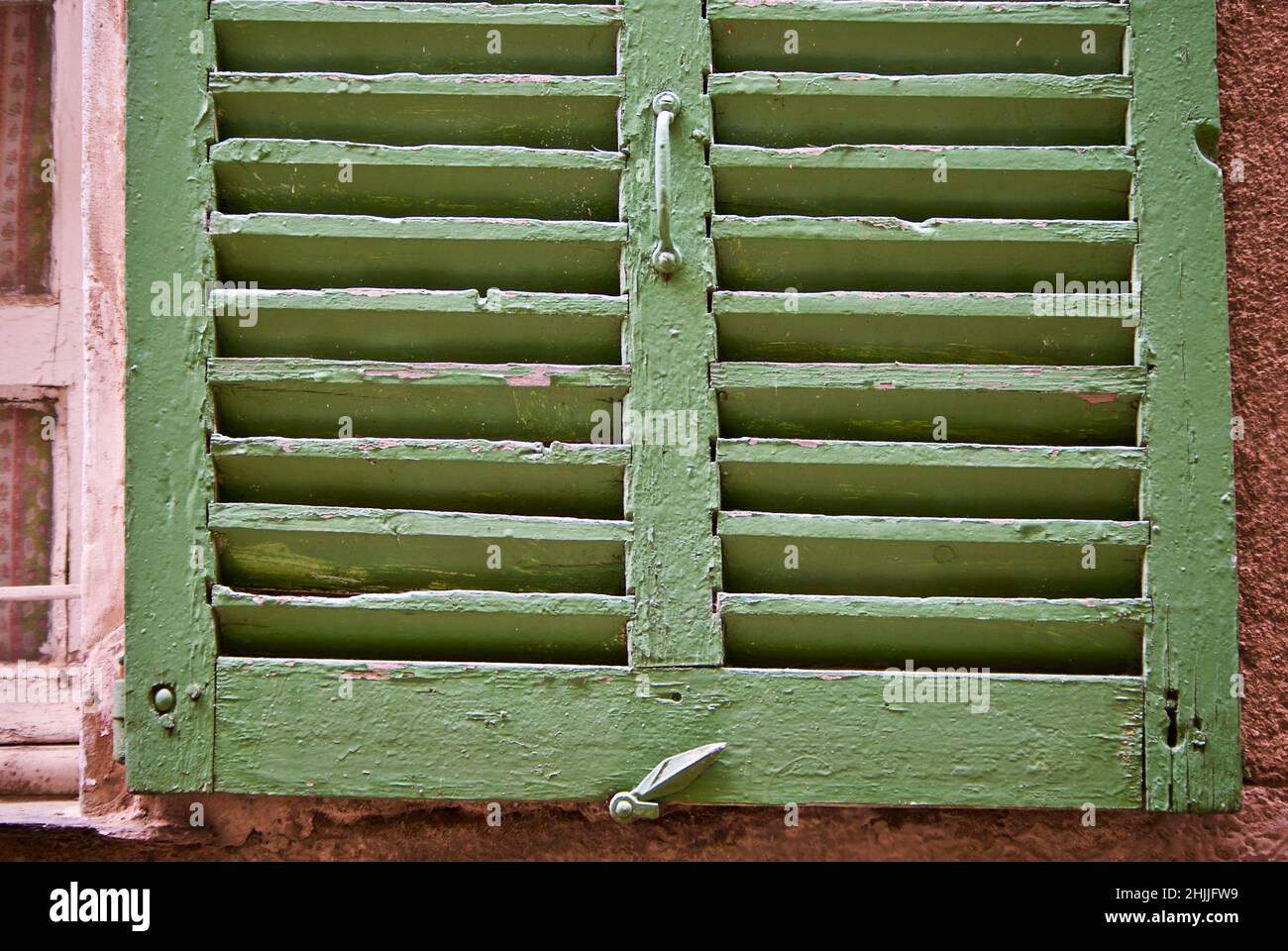 Primo piano di una serranda verde jalousie finestra in Francia. Foto Stock