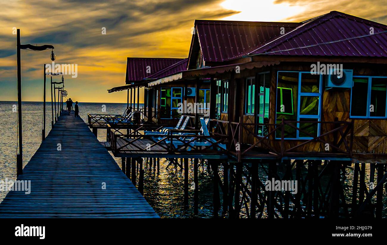 HDR Vista del resort subacqueo contro il tramonto Foto Stock