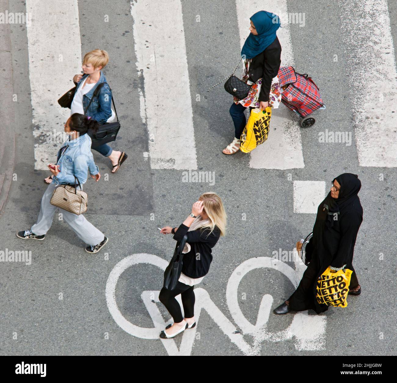 Integrazione e immigrazione. Keywords: Donna araba con sciarpa che trasporta la borsa di plastica straniera residenti metropolitani cittadini danesi Danimarca Copenaghen Foto Stock