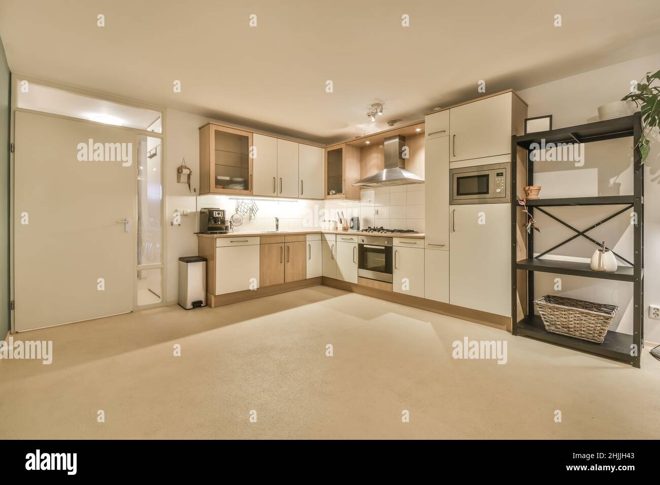 Cucina in una nuova casa di lusso, pavimenti in legno duro, armadi scuri Foto Stock