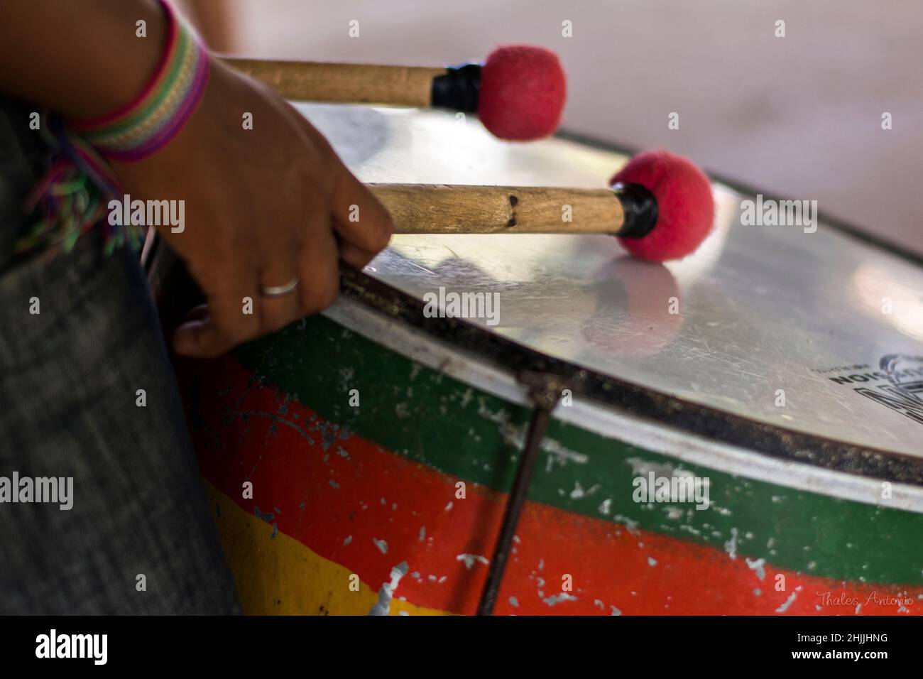 Mani di un musicista che suona percussioni in presentazione. Salvador, Bahia, Brasile. Foto Stock