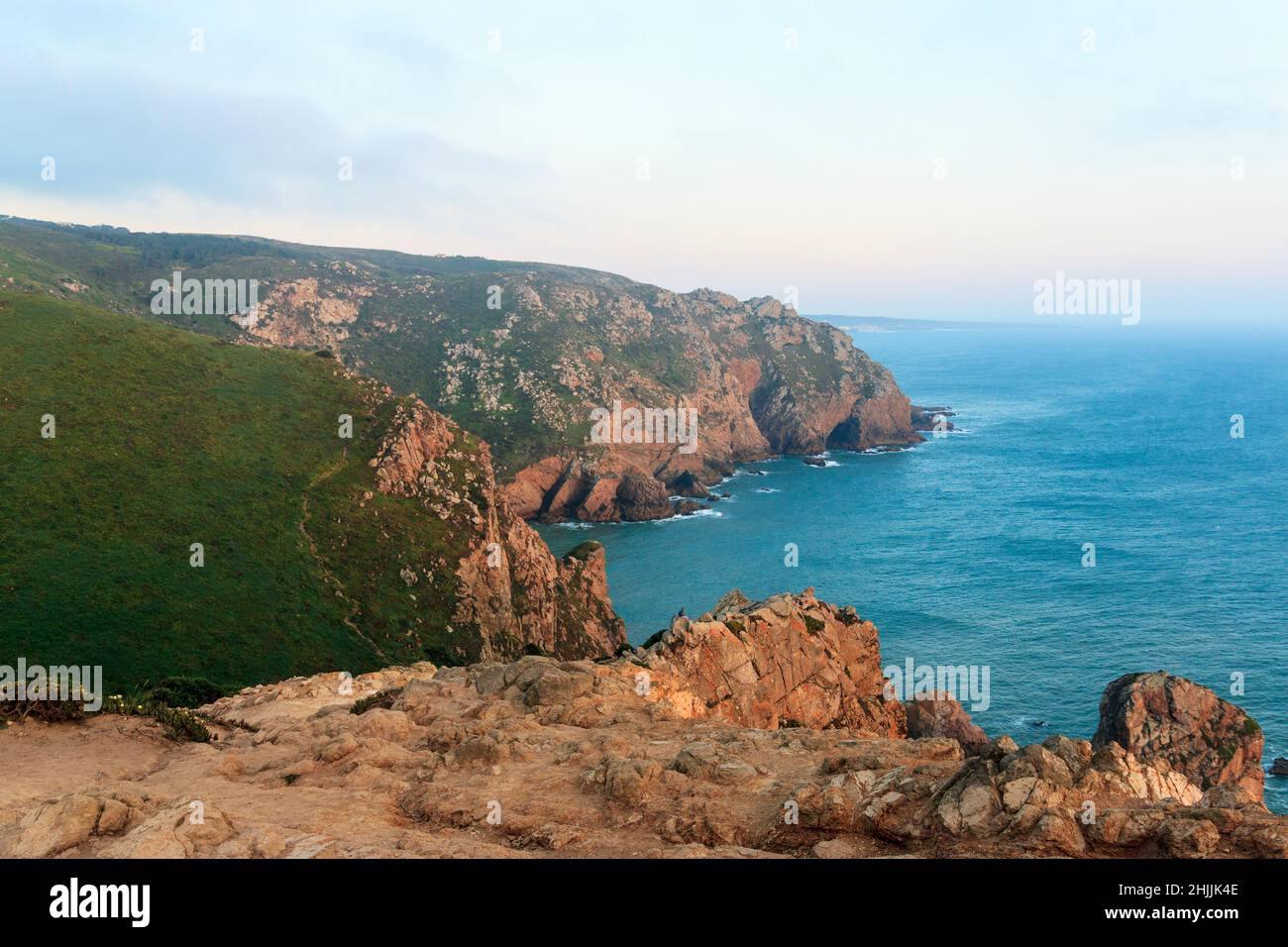 Scogliere sull'oceano Atlantico. Il punto più occidentale d'Europa. Il bordo della terra. Capo Roca (Cabo da Roca), Portogallo. Foto Stock