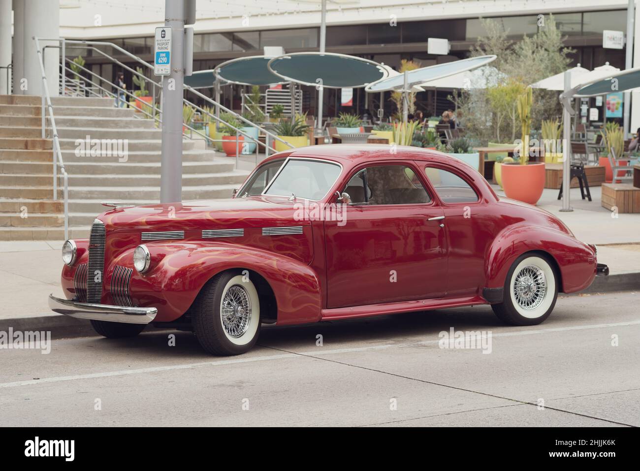 1940 Cadillac la Salle è stata mostrata parcheggiata nella città di Pasadena. Foto Stock