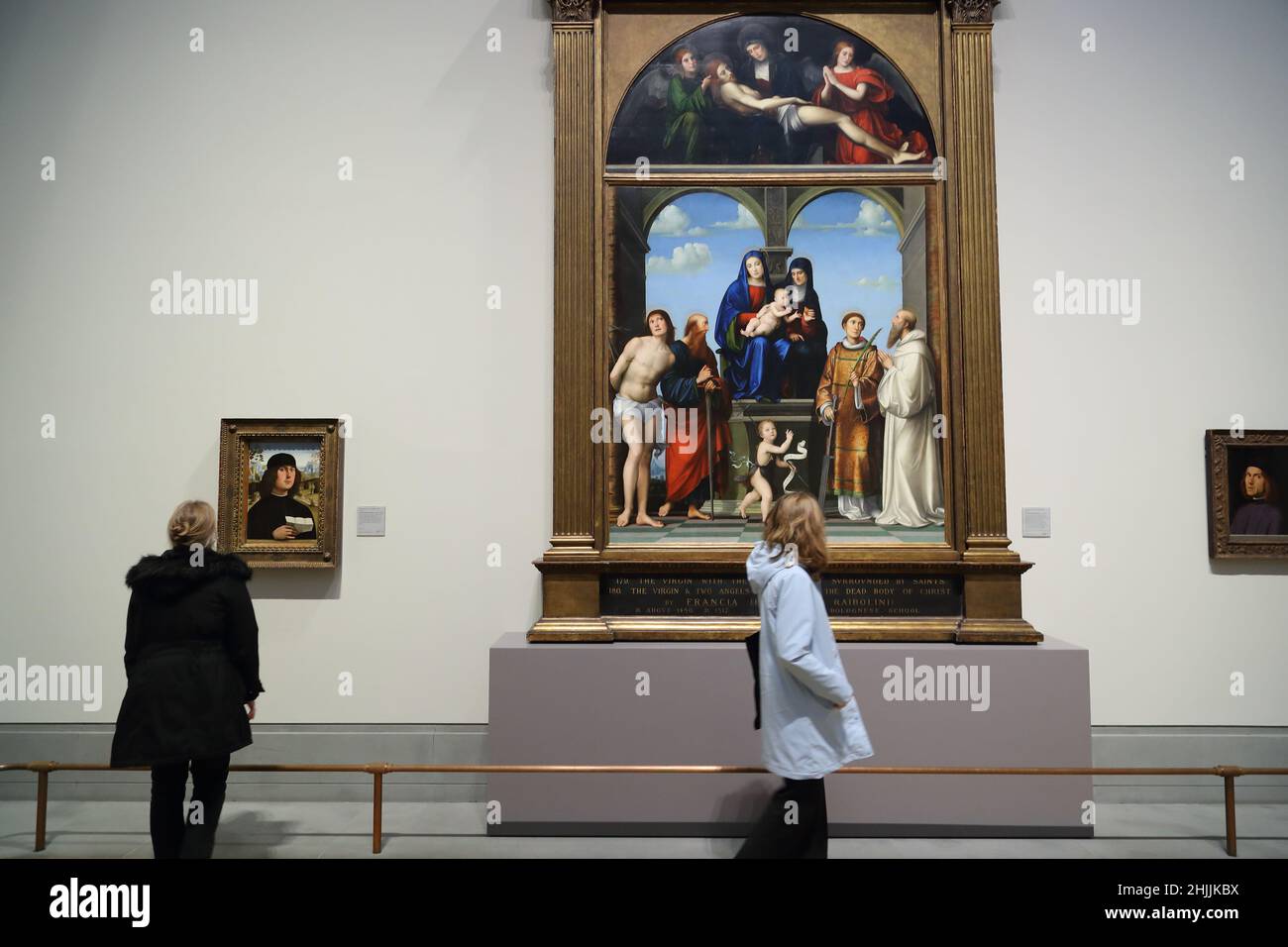 Una giovane donna studia Sant'Anna con la Vergine e i quattro Santi del pittore rinascimentale italiano Francesco Francia alla National Gallery di Londra, Regno Unito Foto Stock