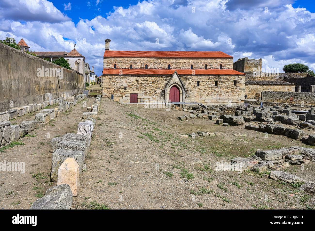 Cattedrale cattolica medievale smantellata e sito archeologico di scavo, villaggio di Idanha-a-Velha, Serra da Estrela, Beira alta, Portogallo Foto Stock