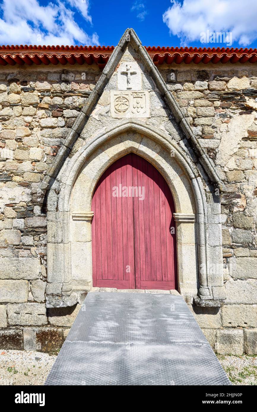 Cattedrale cattolica medievale smantellata, porta, villaggio di Idanha-a-Velha, Serra da Estrela, Beira alta, Portogallo Foto Stock