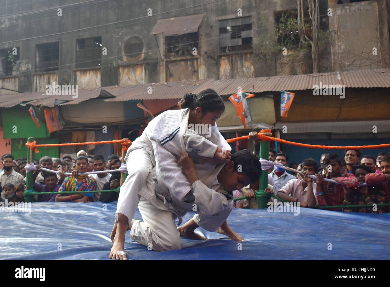 Kolkata, India. 30th Jan 2022. I lottatori combattono durante una partita di wrestling amatoriale all'interno di un anello realizzato localmente installato sulla strada organizzato dai residenti locali come parte dell'anniversario di morte di Mahatma Gandhi a Kolkata. (Foto di Sudipta Das/Pacific Press) Credit: Pacific Press Media Production Corp./Alamy Live News Foto Stock