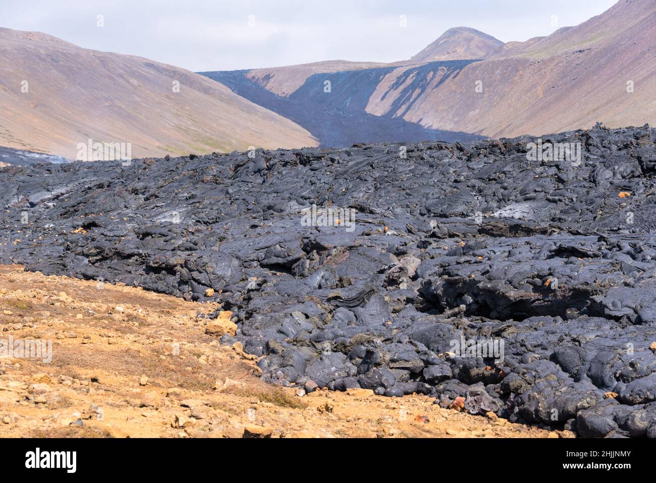 Flusso di lava che riempie un vally a Fagradalsfjall, Islanda Foto Stock