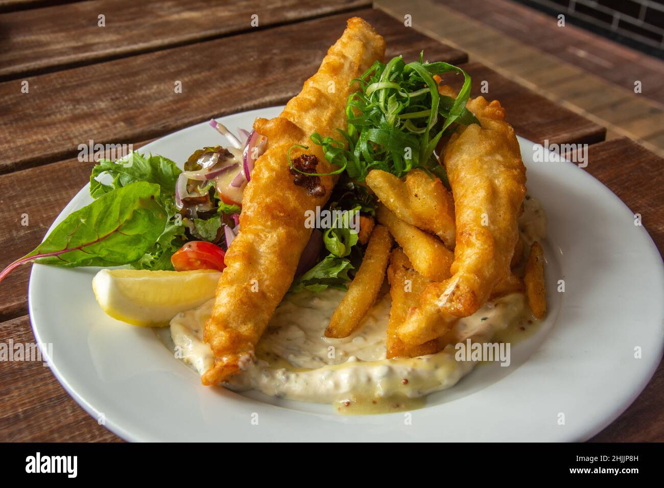 Pesce e patatine in pastella alla birra australiana con insalata e salsa tartara Foto Stock