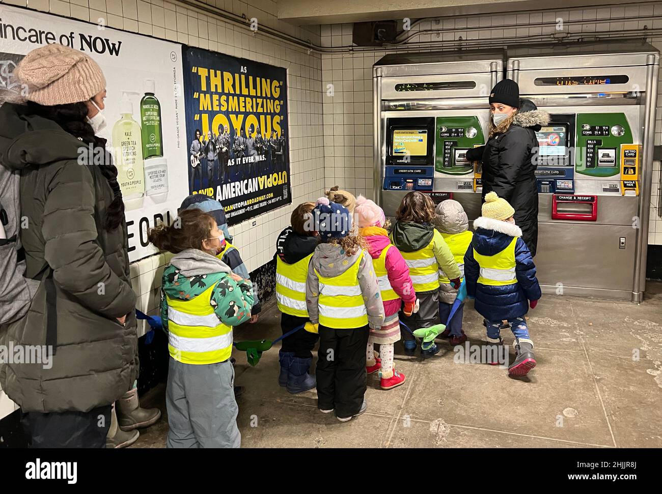La classe pre-scuola impara come funziona la macchina metrocard alla stazione della metropolitana per prendere il treno della metropolitana. Stazione ferroviaria F Fort Hamilton Parkway a Brooklyn, New York. Foto Stock