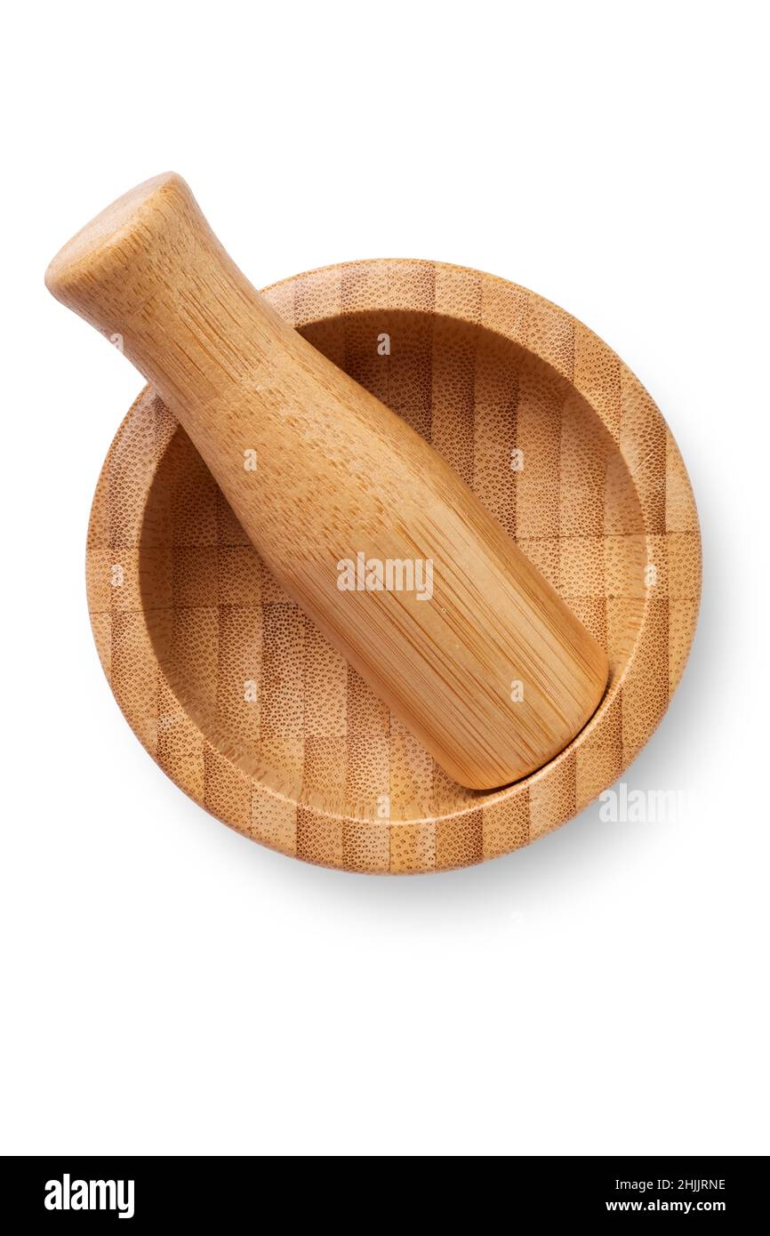Oggetti isolati: Malta e pestello in legno, utensili da cucina tradizionali, su sfondo bianco Foto Stock
