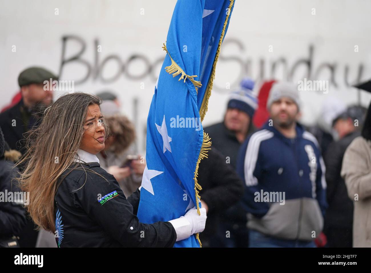 Le persone si riuniscono in vista di una marcia per celebrare il 50th anniversario della Domenica Bloody a Derry. Data foto: Domenica 30 gennaio 2022. Foto Stock