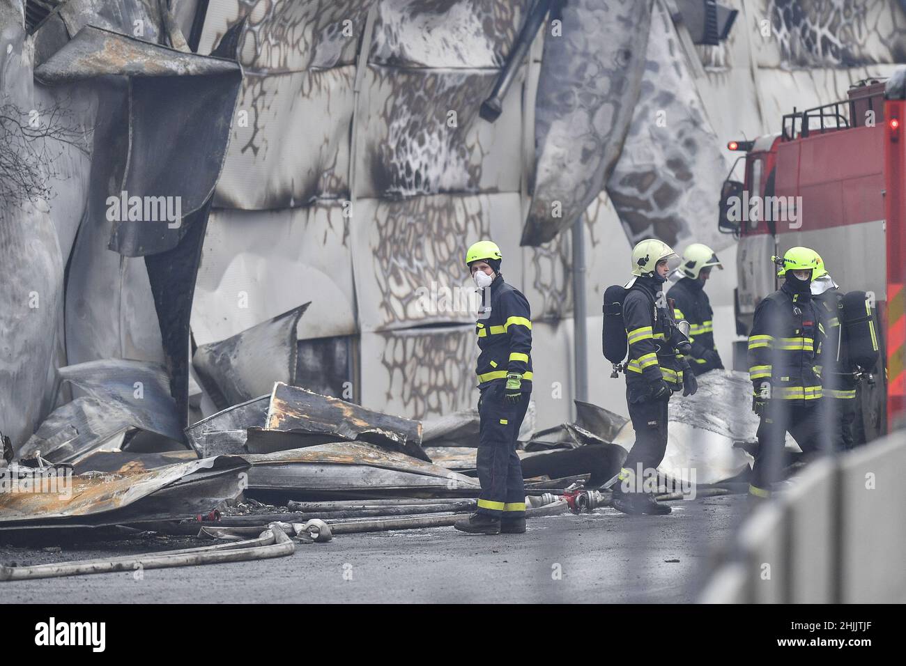 Mlada Boleslav, Repubblica Ceca. 30th Jan 2022. I vigili del fuoco hanno liquidato le conseguenze di un grande incendio a Mlada Boleslav, Repubblica Ceca, 30 gennaio 2022. Un esteso incendio di sale adibite a magazzini a Mlada Boleslav, la scorsa notte di sabato 29 gennaio, ha causato danni a oltre un miliardo di corone, secondo stime preliminari, il che significherebbe che era uno degli incendi più devastanti del paese. Più di 100 vigili del fuoco combattono con il fuoco da sabato sera, e il loro lavoro era complicato dal vento forte. Credit: Vit Cerny/CTK Photo/Alamy Live News Foto Stock