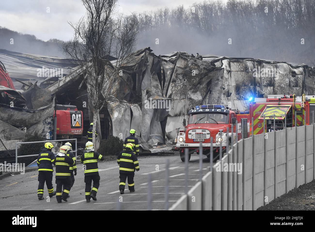 Mlada Boleslav, Repubblica Ceca. 30th Jan 2022. I vigili del fuoco hanno liquidato le conseguenze di un grande incendio a Mlada Boleslav, Repubblica Ceca, 30 gennaio 2022. Un esteso incendio di sale adibite a magazzini a Mlada Boleslav, la scorsa notte di sabato 29 gennaio, ha causato danni a oltre un miliardo di corone, secondo stime preliminari, il che significherebbe che era uno degli incendi più devastanti del paese. Più di 100 vigili del fuoco combattono con il fuoco da sabato sera, e il loro lavoro era complicato dal vento forte. Credit: Vit Cerny/CTK Photo/Alamy Live News Foto Stock