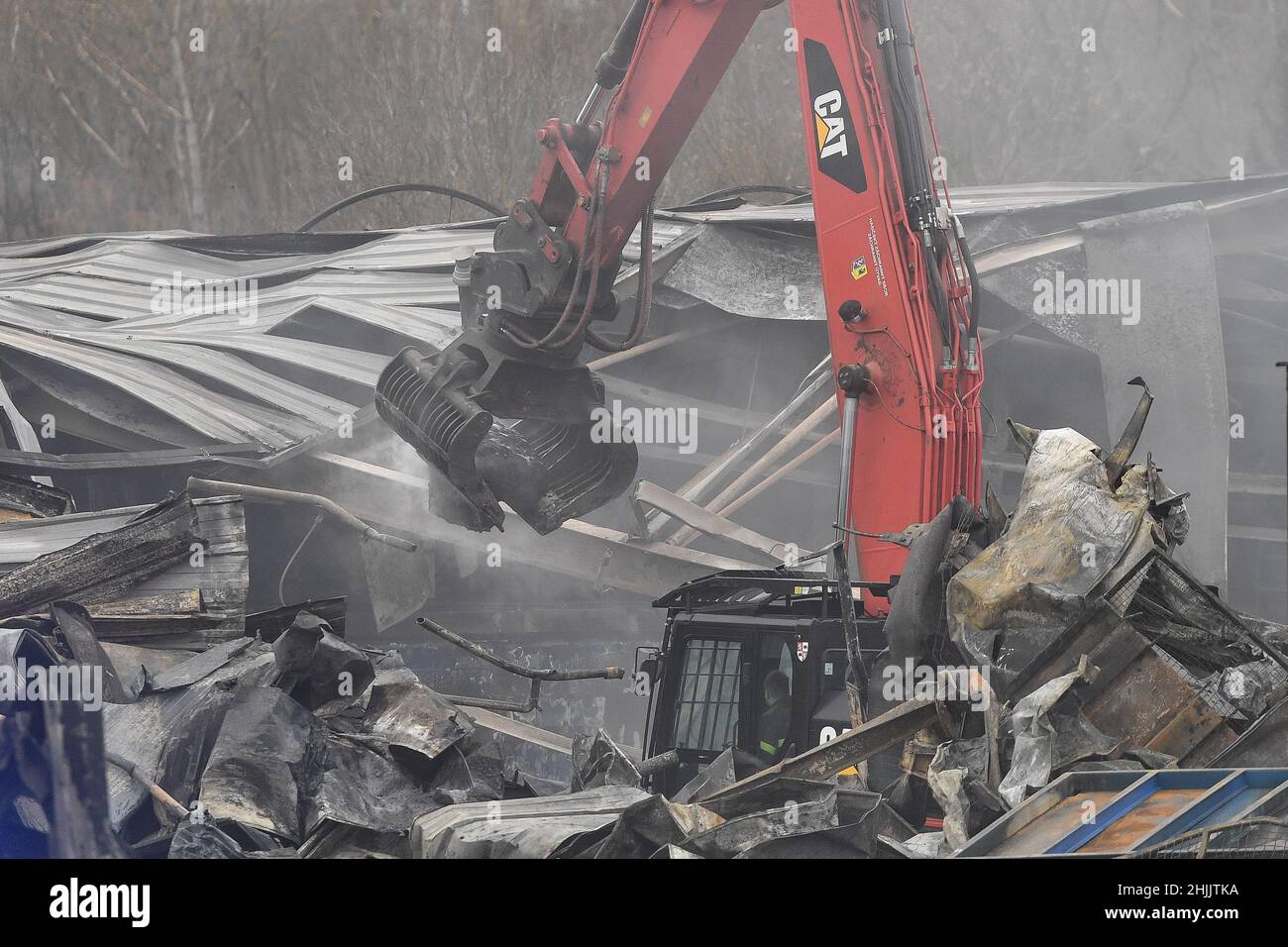 Mlada Boleslav, Repubblica Ceca. 30th Jan 2022. I vigili del fuoco hanno liquidato le conseguenze di un grande incendio a Mlada Boleslav, Repubblica Ceca, 30 gennaio 2022. Un esteso incendio di sale adibite a magazzini a Mlada Boleslav, la scorsa notte di sabato 29 gennaio, ha causato danni a oltre un miliardo di corone, secondo stime preliminari, il che significherebbe che era uno degli incendi più devastanti del paese. Più di 100 vigili del fuoco combattono con il fuoco da sabato sera, e il loro lavoro era complicato dal vento forte. Credit: Vit Cerny/CTK Photo/Alamy Live News Foto Stock