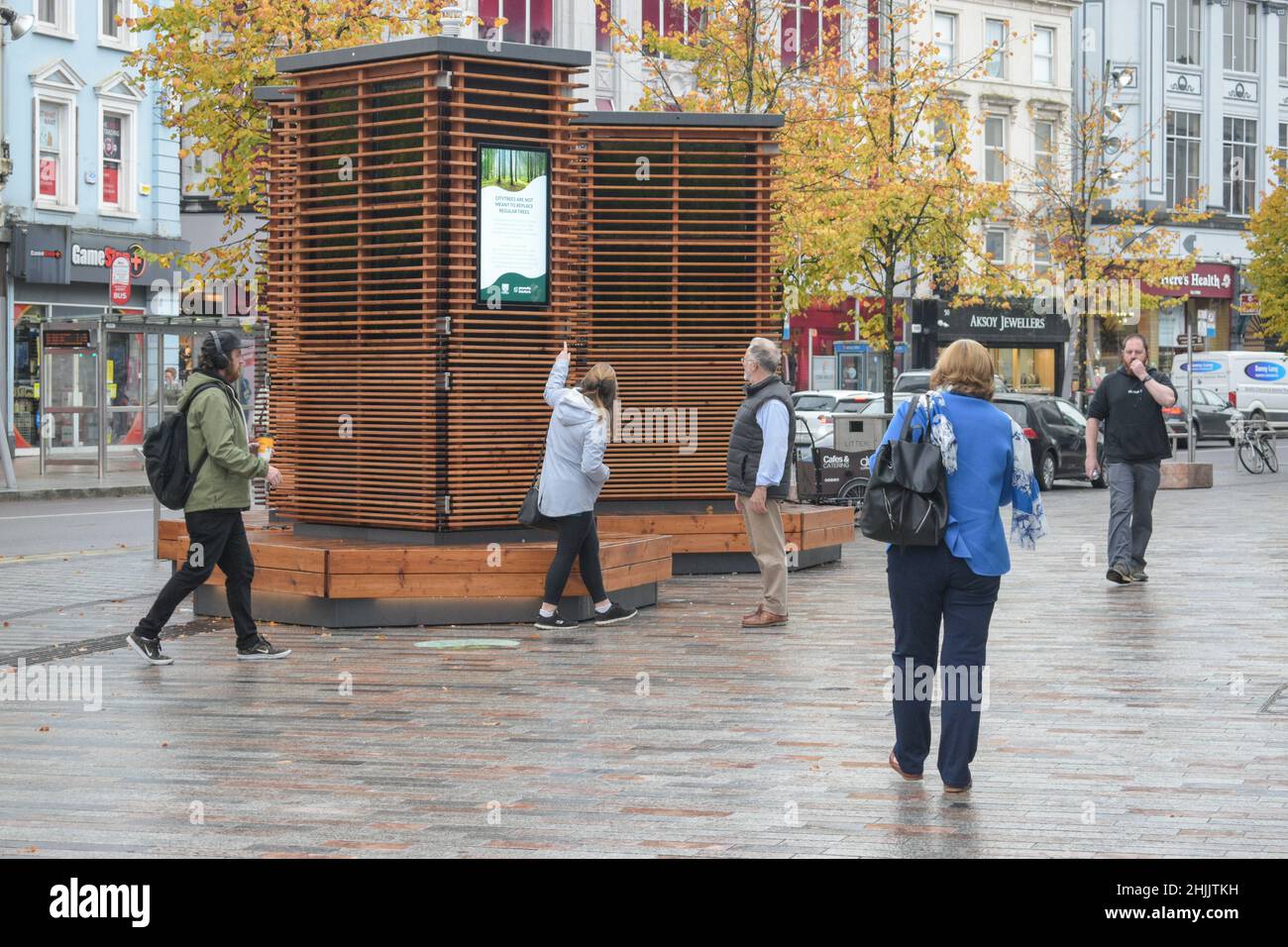 Robot CityTrees installato nel centro città di Cork utilizza la tecnologia IoT e le culture del muschio per ridurre l'inquinamento atmosferico nelle aree circostanti. Foto Stock