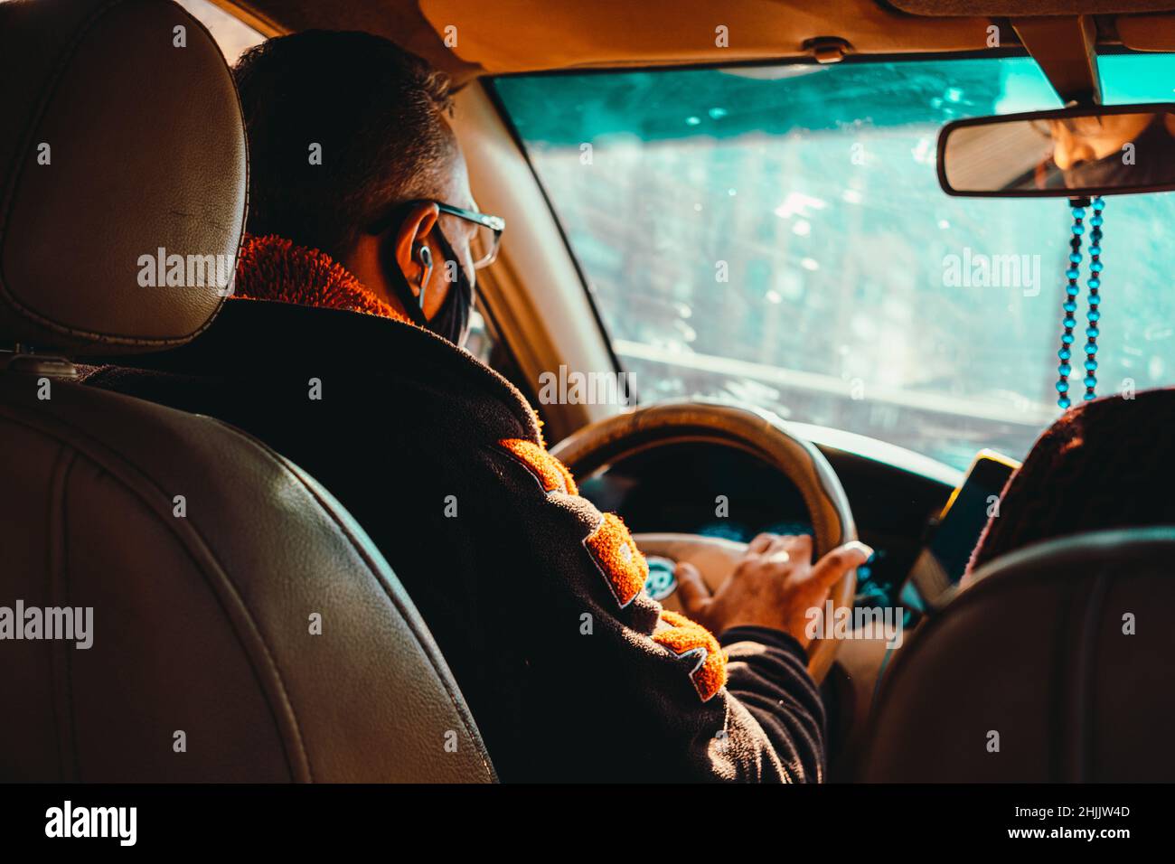 Cairo Egitto Dicembre 2021 Vista posteriore di una guida uber durante un giro del passeggero. Vecchie auto usate che guidano per il centro della città navigando corsa di ore Foto Stock