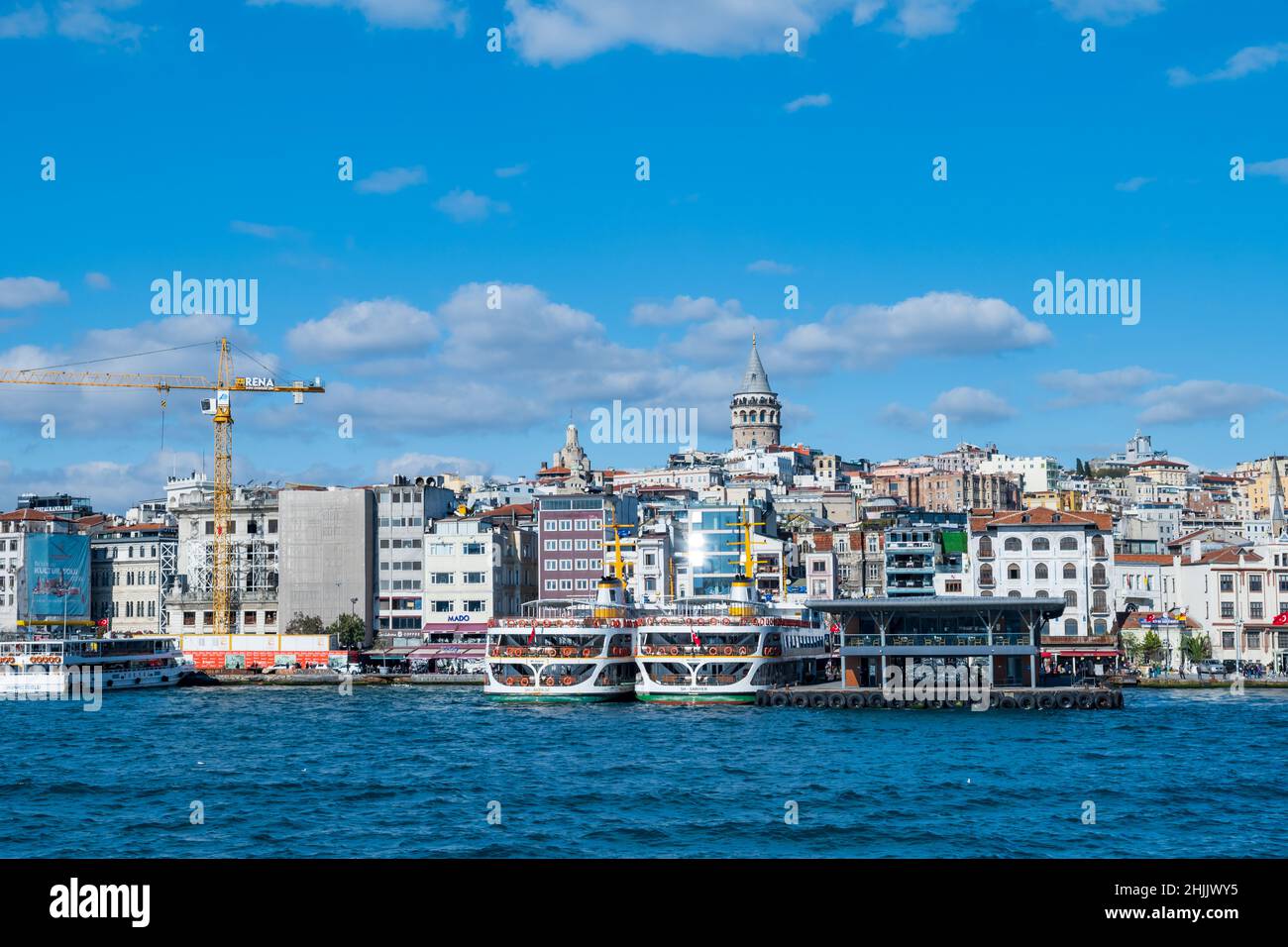 Istanbul, Turchia - Novembre 2021: Paesaggio urbano di Istanbul con la torre Galata e il molo dei traghetti. Vista della città del quartiere Galata di Istanbul vista dal Bosforo Foto Stock