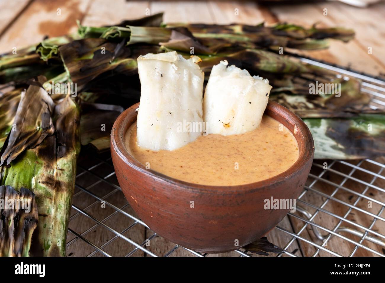 torta di pesce alla griglia, fatta di sgombro macinato mescolato con spezie, poi avvolto in foglie di banana, grigliato su carbone, mangiato con salsa di arachidi Foto Stock