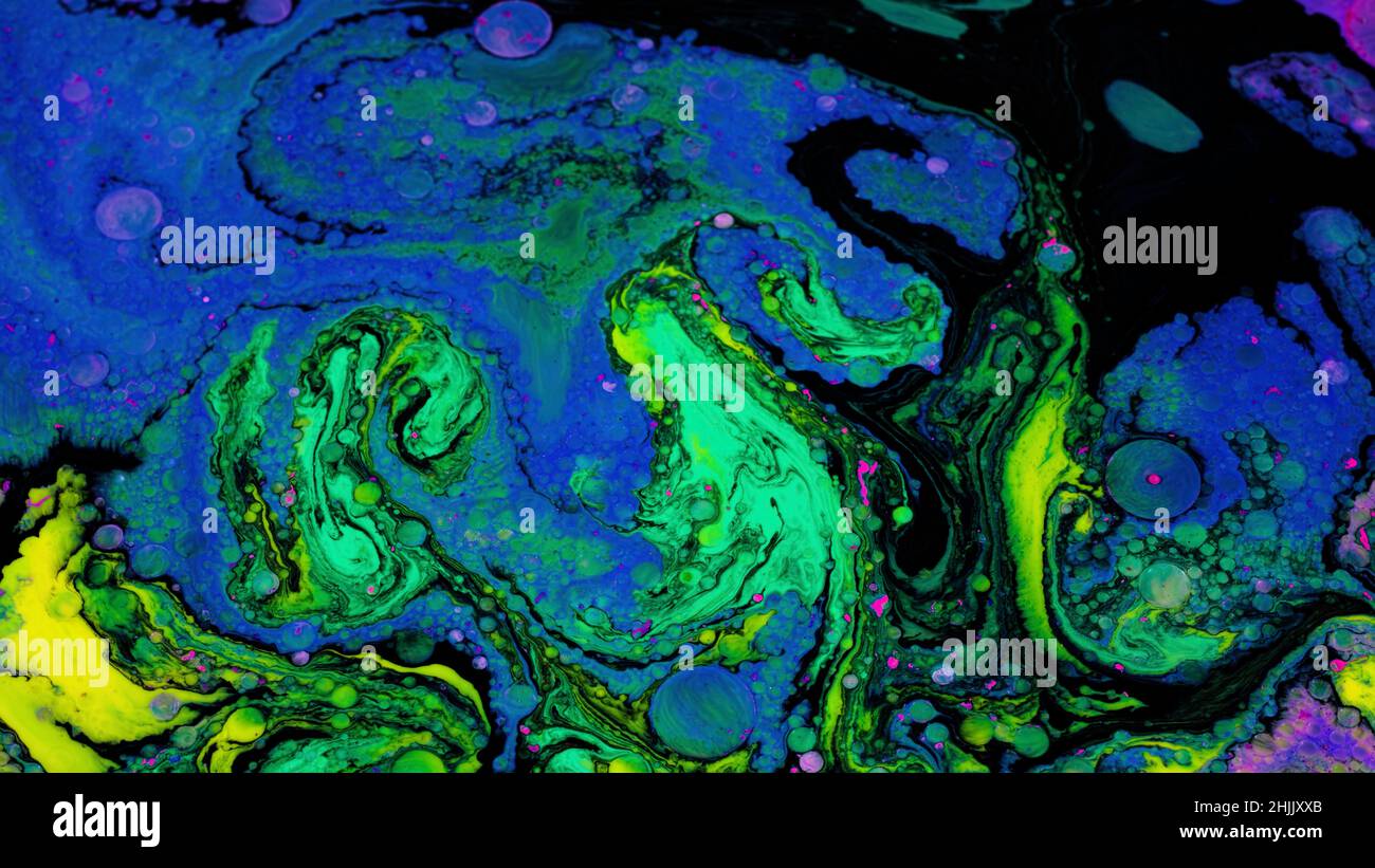Arte fluida brillante con colori acidi e bolle. Riprese in stock. Schemi di miscelazione di liquidi di colori brillanti con bolle su una superficie piana. Acido colorato Foto Stock