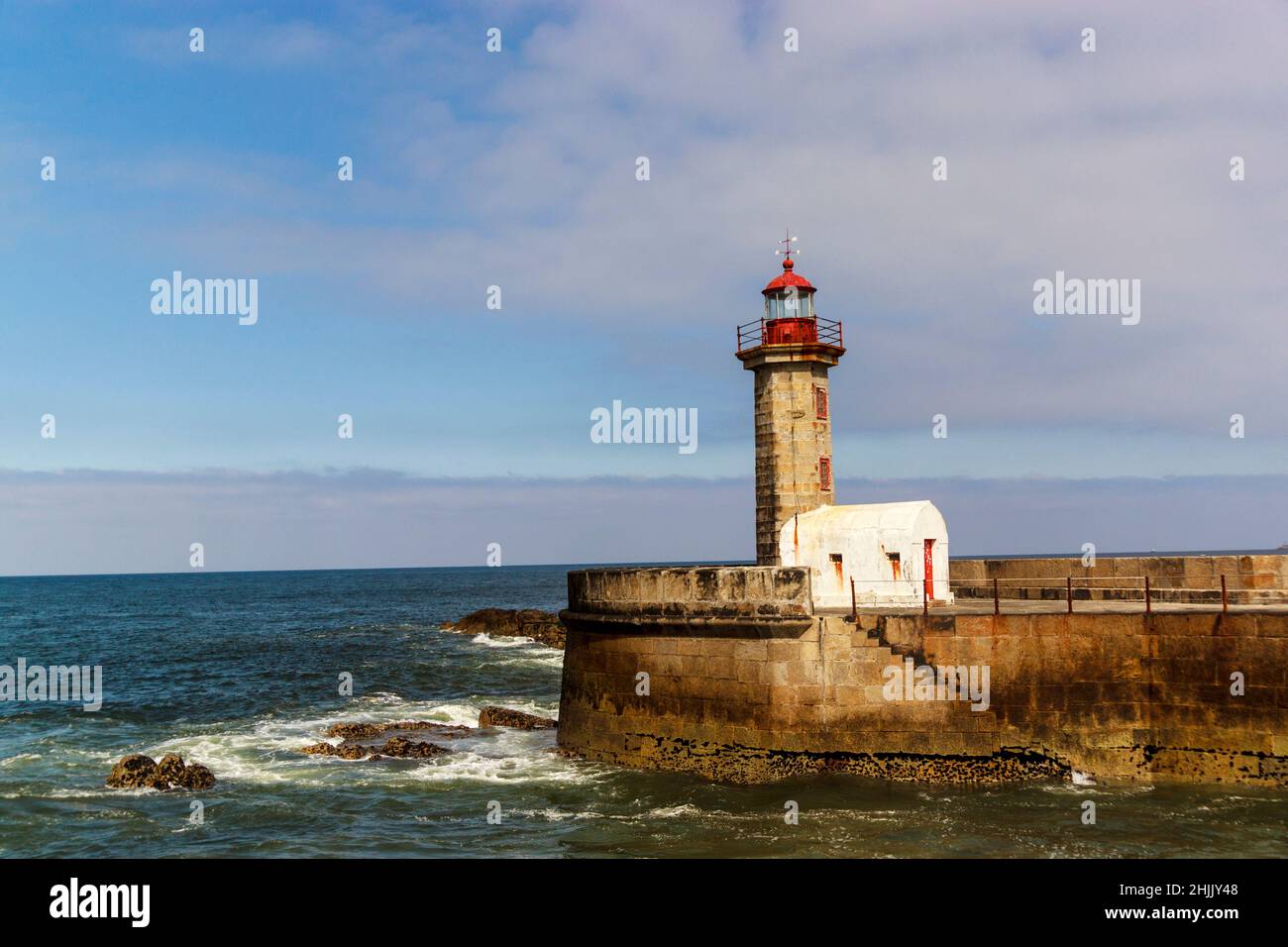 Faro alla foce del fiume Douro a Porto, Portogallo in calma. Oceano Atlantico. Fotografia di viaggio. Foto Stock