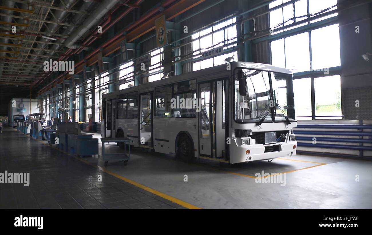 Produzione di autobus. Scena. All'interno della fabbrica di autobus. Autobus quasi pronti al concetto di fabbrica di autobus passeggeri. Foto Stock