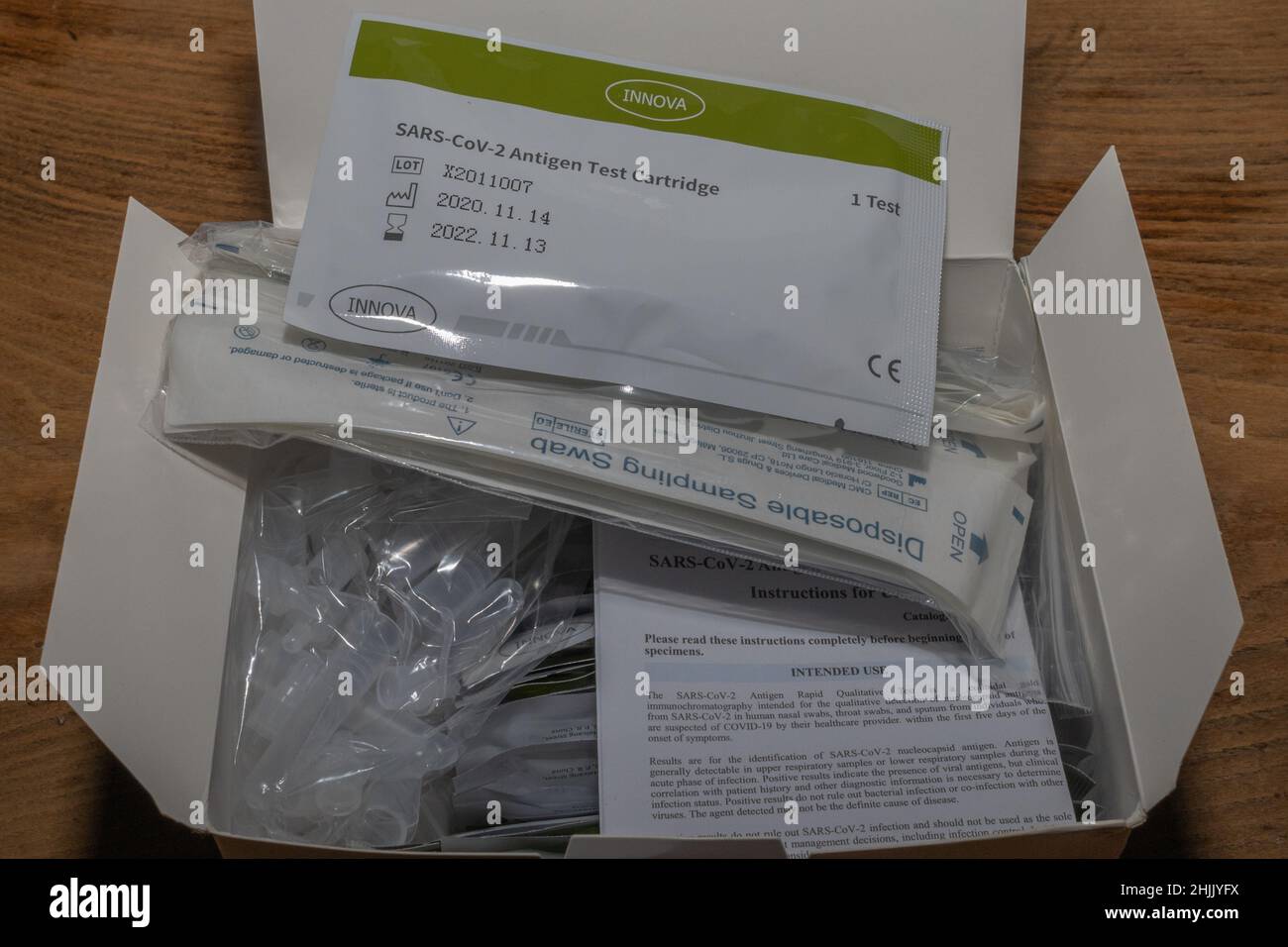 Aprire la scatola con il kit per l'analisi dell'antigene SARS-CoV-2 che mostra tamponi, cartucce e opuscolo. Le etichette includono il marchio CE, il numero di lotto e la data di scadenza. Foto Stock