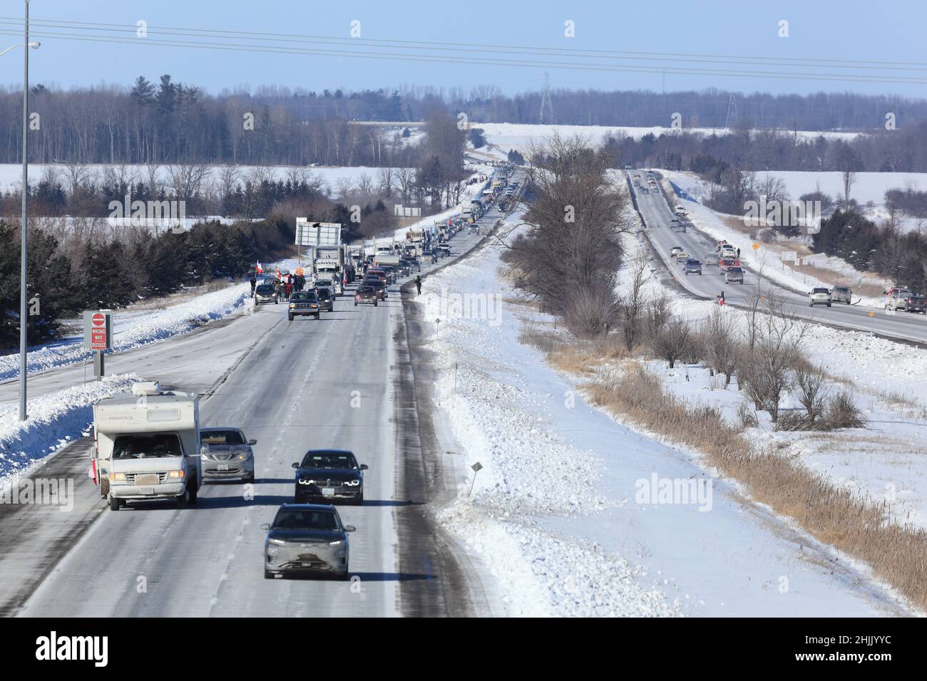 Freedom convoy 2022 camion che si spostano lungo l'autostrada 417 verso Ottawa per protestare mandati imposti come misure anticovid. Gennaio 29, 2022 Foto Stock