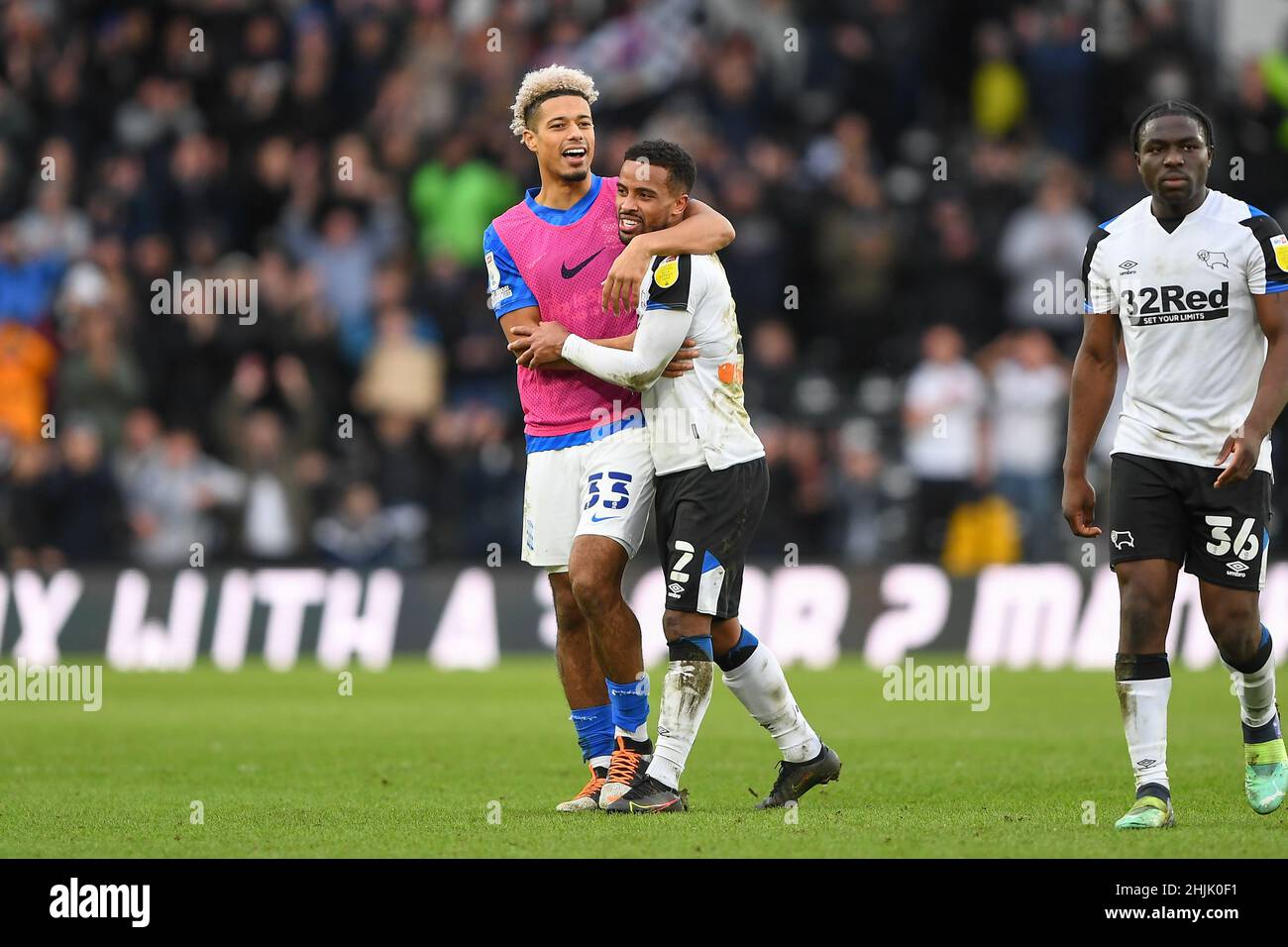 DERBY, REGNO UNITO. JAN 30th Lyle Taylor di Birmingham City abbraccia Nathan Byrne della Derby County dopo il fischio finale durante la partita del Campionato Sky Bet tra Derby County e Birmingham City al Pride Park di Derby domenica 30th gennaio 2022. (Credit: Jon Hobley | MI News) Credit: MI News & Sport /Alamy Live News Foto Stock