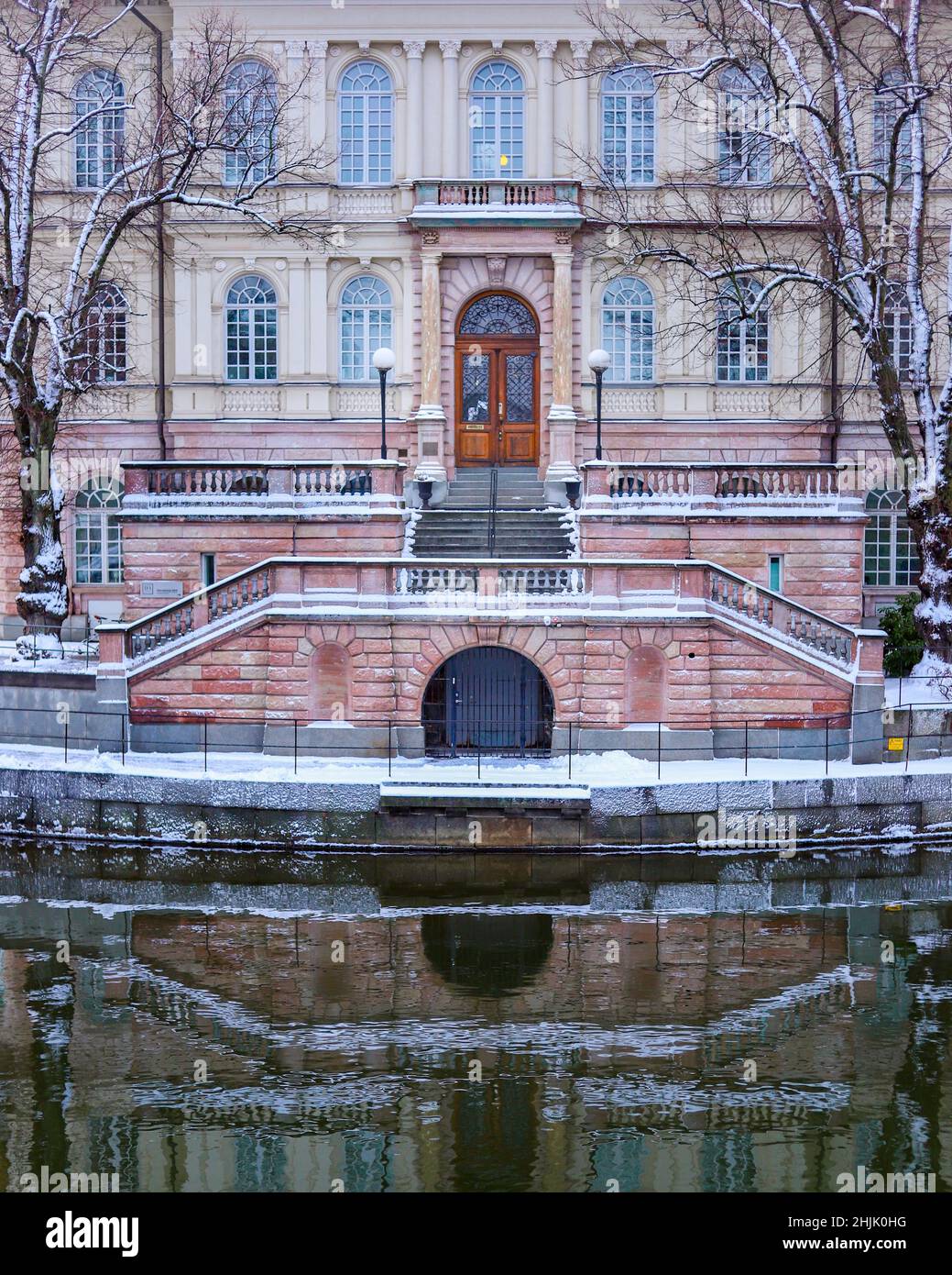 Un edificio simmetrico con la sua riflessione Foto Stock