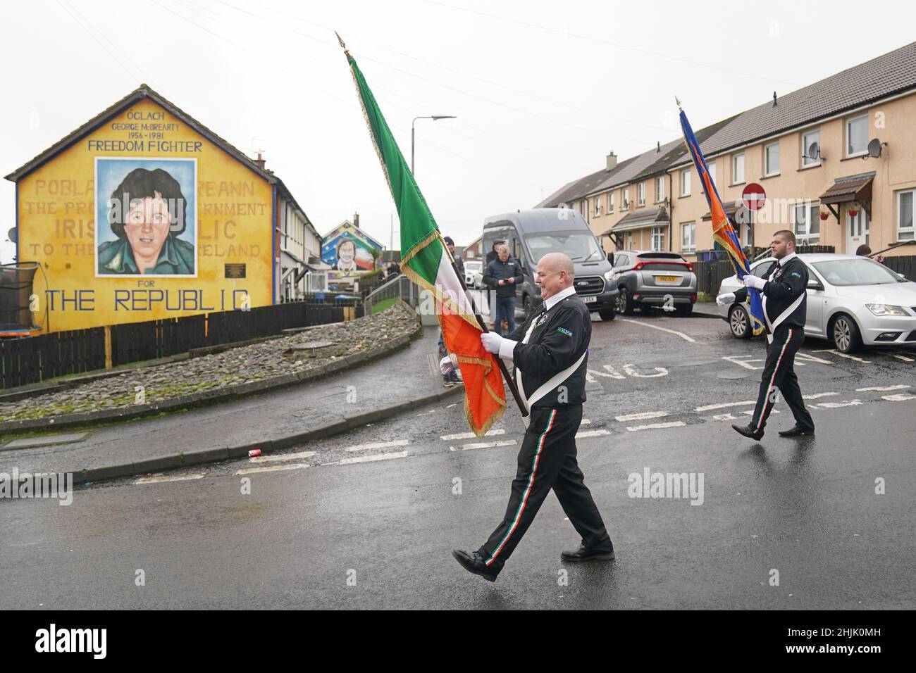 La gente prende parte a una marcia per celebrare il 50th anniversario della Domenica Bloody a Derry. Data foto: Domenica 30 gennaio 2022. Foto Stock