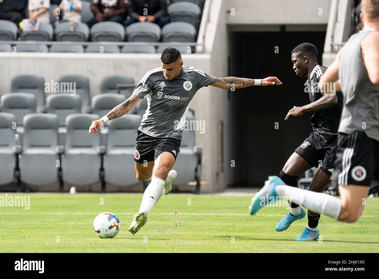 New England Revolution Forward Gustavo Bou (7) passa durante una partita di calcio preseason MLS tra il Los Angeles Football Club e il New England Re Foto Stock