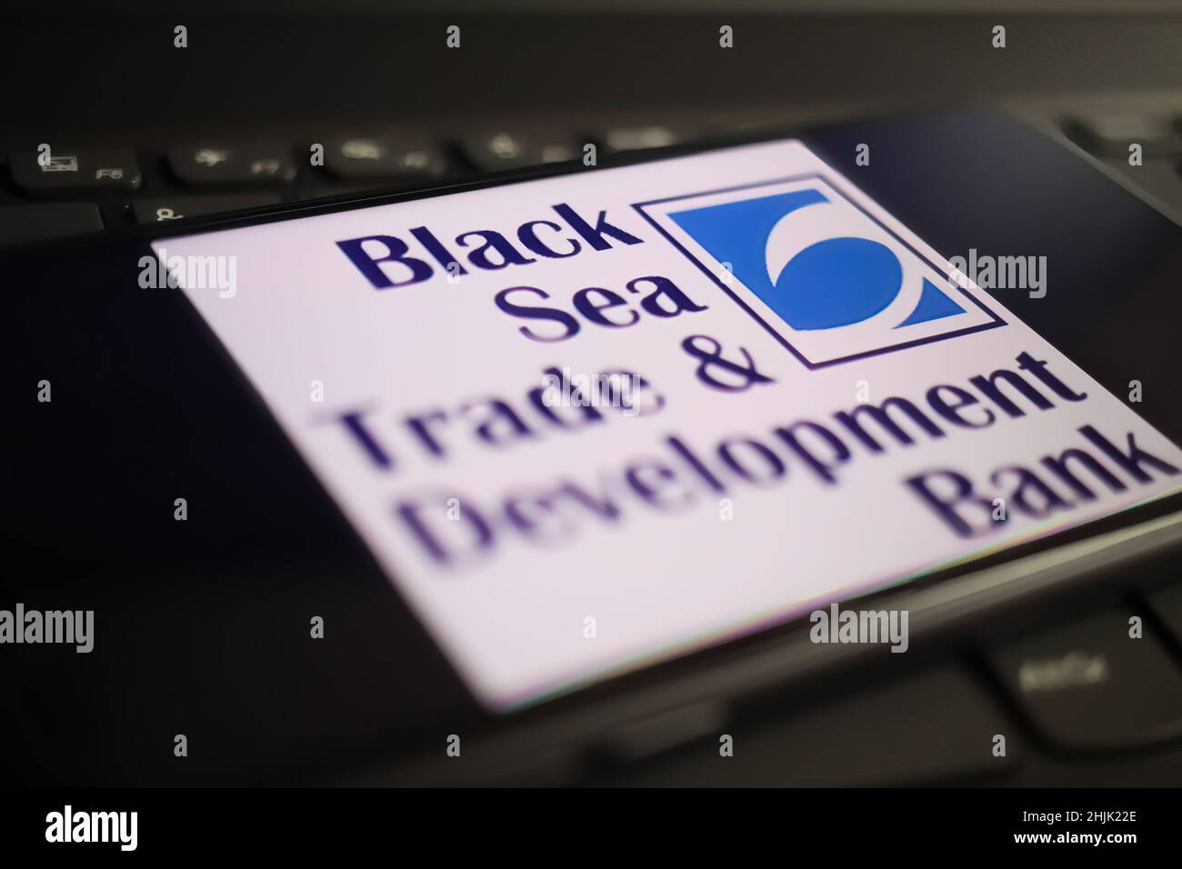 Viersen, Germania - Gennaio 9. 2022: Primo piano del logo del telefono cellulare della banca di sviluppo del mare nero sulla tastiera del calcolatore Foto Stock
