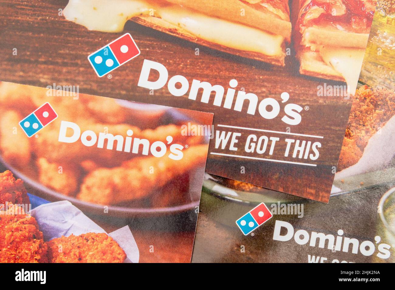 Volantini di marketing diretto di Domino's Pizza UK dalla casella di posta e con il logo di Domino. Per i cambiamenti nelle abitudini di acquisto degli alimenti nel Regno Unito durante il Covid 10. Foto Stock