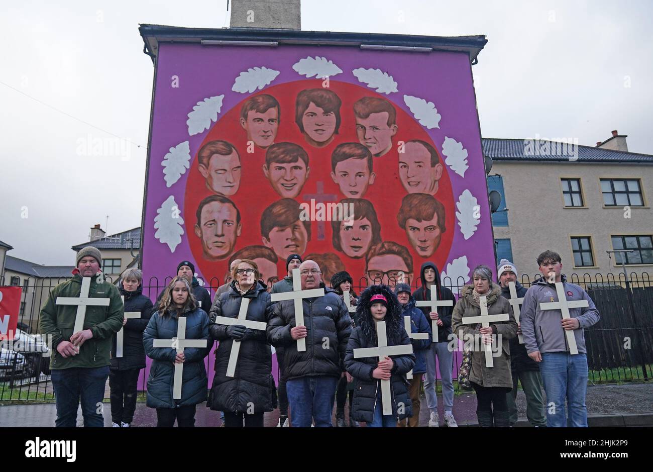 La gente prende parte a una marcia per celebrare il 50th anniversario della Domenica Bloody a Derry. Data foto: Domenica 30 gennaio 2022. Foto Stock