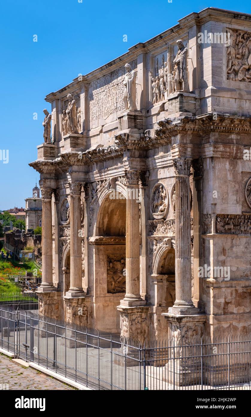 Roma, Italia - 25 maggio 2018: Arco di Costantino il Grande imperatore Arco di Costantino tra il Colosseo e il Colle Palatino in Via Triumphalis Foto Stock