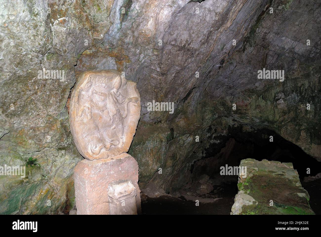 Il Duino Mitraeum è un mitraeum situato nei pressi di Duino, in provincia di Trieste, nel nord-est dell'Italia. Mithraea erano luoghi di culto per i seguaci della religione del mistero romano conosciuta come Misteri mitraici. A differenza della maggior parte degli altri Mithraea, il Duino Mitraeum è una grotta naturale. Foto Stock