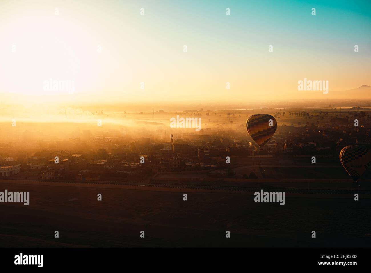 Luxor Egitto Gennaio 2021 incredibile grandangolo di due mongolfiere a luxor, egitto. Incredibile alba di mattina presto illuminata sopra l'incredibile nebbia l Foto Stock