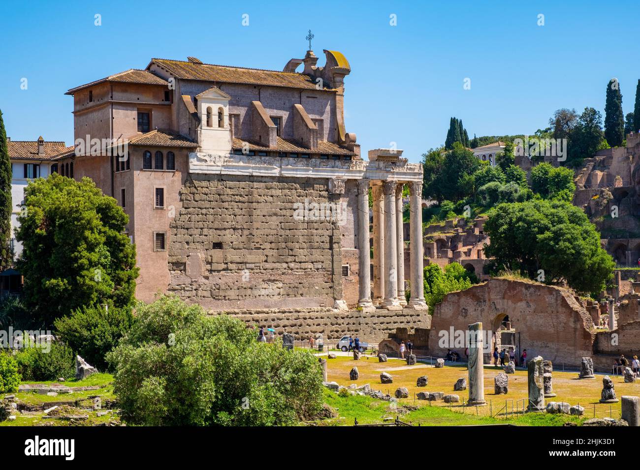 Roma, Italia - 25 maggio 2018: Panorama del Foro Romano Romanum con il Tempio di Antonino e Faustina San Lorenzo nella chiesa di Miranda e sul Colle Palatino Foto Stock