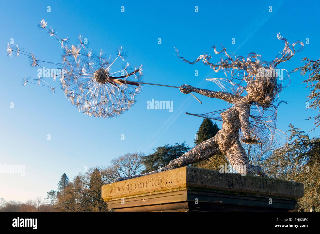 Scultura in filo metallico fata e orologio a dente di leone di Robin Wight ai Trentham Gardens e al lago vicino a Stoke su Trent staffordshire Foto Stock