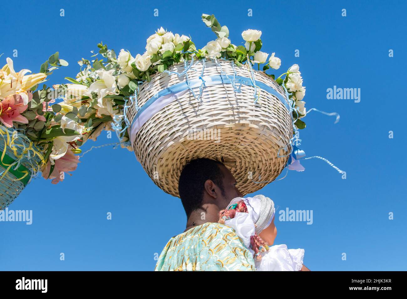 Festa tradizionale in onore di Iemanja, la regina del mare, dove i doni sono portati in mare dai membri o Foto Stock