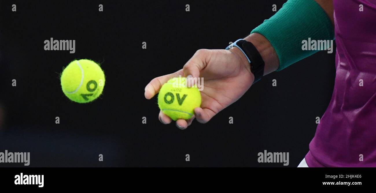 Melbourne, Australia. 30th Jan 2022. Australian Open Melbourne Park Day 14 30/01/2022 Mens Singles Final Rafa Nadal (ESP) si prepara a servire credito: Roger Parker/Alamy Live News Foto Stock