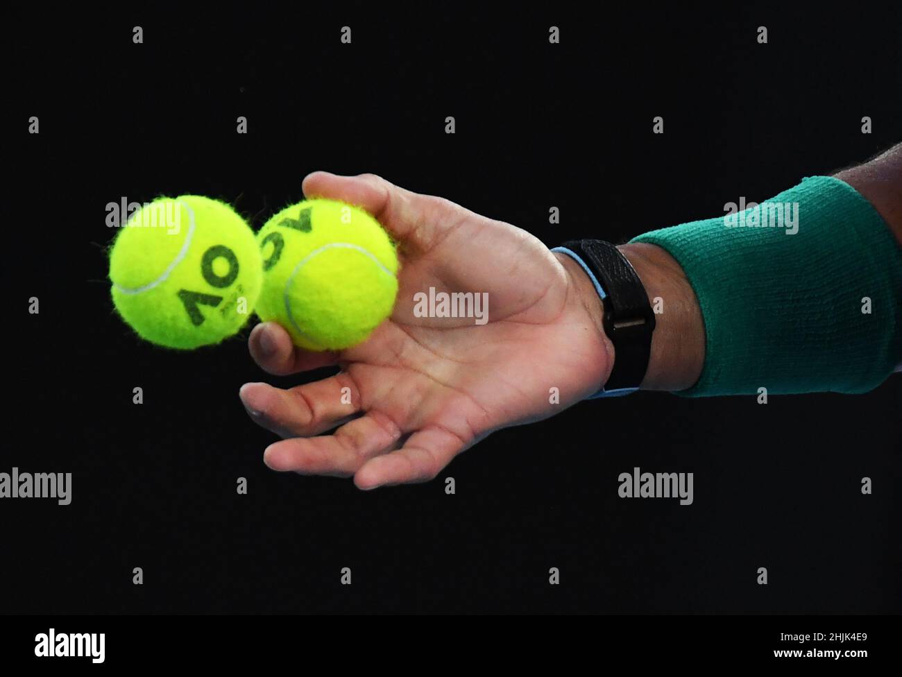 Melbourne, Australia. 30th Jan 2022. Australian Open Melbourne Park Day 14 30/01/2022 Mens Singles Final Rafa Nadal (ESP) si prepara a servire credito: Roger Parker/Alamy Live News Foto Stock