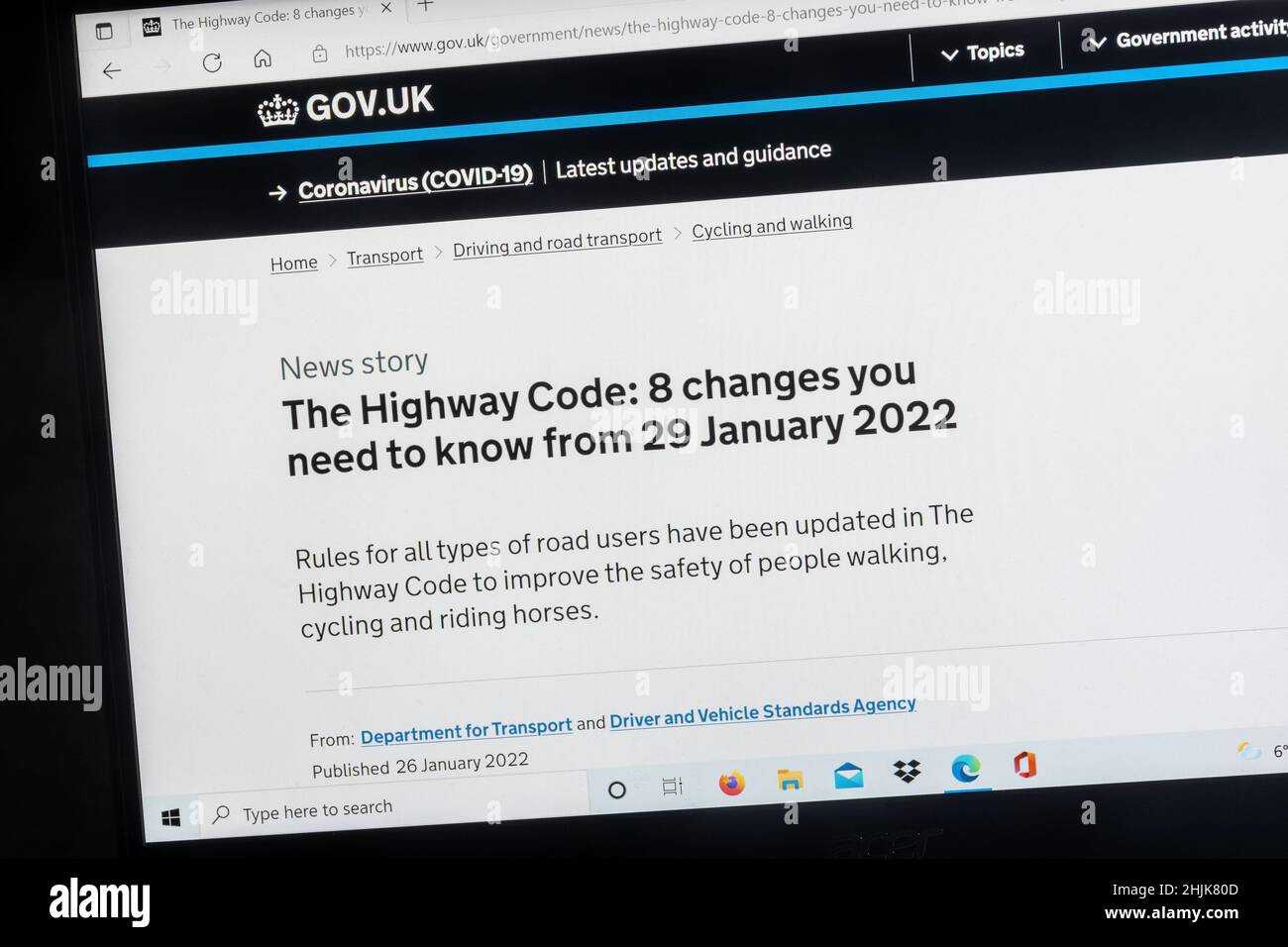 29 gennaio 2022, Regno Unito. Il codice della strada è stato aggiornato per migliorare la sicurezza delle persone che camminano, ciclano e cavalcano i cavalli. Nella figura è illustrata la pagina del sito Web gov.uk con notizie sugli aggiornamenti di un computer portatile. Foto Stock