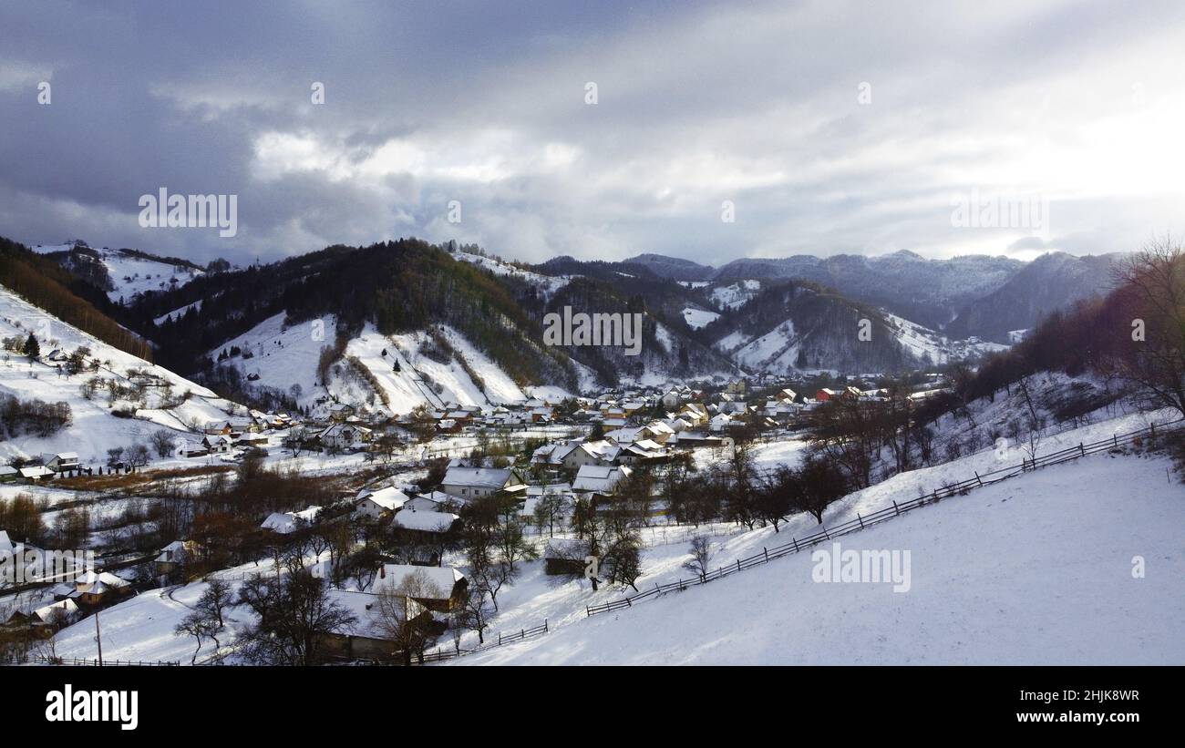 Scena invernale rurale di un villaggio nevoso nella foresta Foto Stock