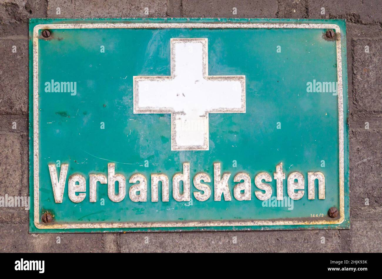 Vecchio cartello rettangolare verde con croce bianca e kit di ausilio  all'iscrizione Foto stock - Alamy