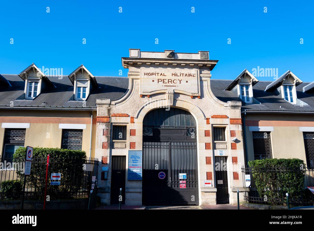 Vista esterna dell'ingresso all'ospedale di istruzioni Percy Armies, un ospedale militare francese gestito dal Servizio sanitario delle forze armate Foto Stock