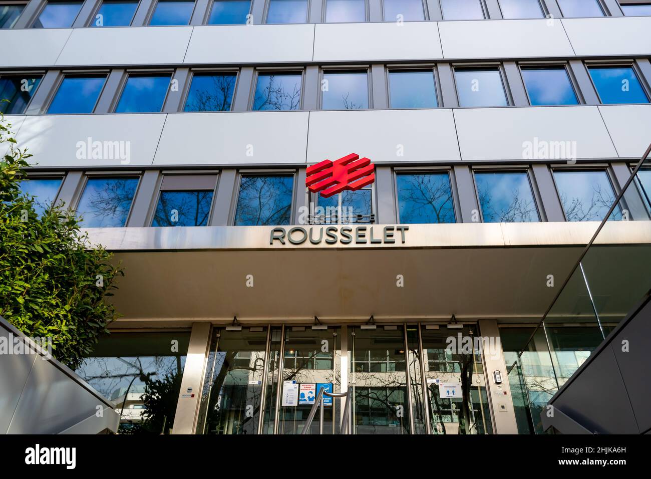 Vista esterna della sede di Groupe Rousselet, un gruppo francese di varie società, tra cui G7 taxi e la società di noleggio auto Ada Foto Stock